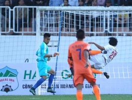 Cận cảnh tình huống hậu vệ Văn Pho (HAGL) bị đạp gãy xương sườn