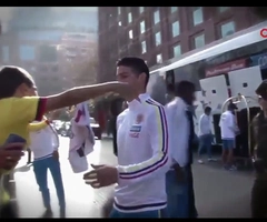 Cực sốc: Sao Real lột đồ ngay giữa đường phố