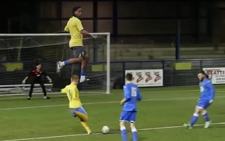 Giờ là Ronaldinho nhập vào anh này