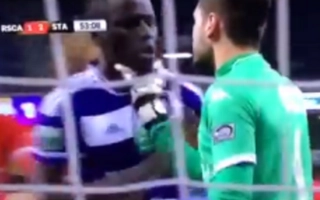 Màn solo bóp cổ thủ môn và cầu thủ đối phương