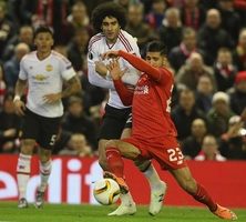 Cận cảnh tình huống Fellaini hành hung Emre Can trận Liverpool 2-0 M.U