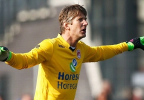 Huyền thoại M.U Van der Sar tái xuất ấn tượng ở tuổi ... 45