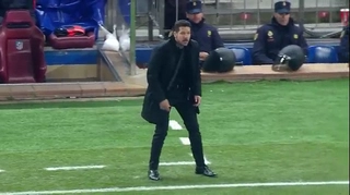 HLV Diego Simeone tái hiện vũ điệu hoang dã ngoài đường pitch