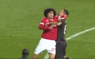 Bằng chứng Fellaini thích chơi cùi chỏ hơn đá bóng trận M.U 1-1 Liverpool