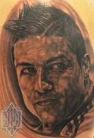 Fan cuồng chặn xe của ngôi sao Ronaldo để khoe hình xăm độc