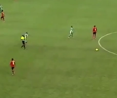 Siêu phẩm sút phạt với khoảng cách không thể tin nổi