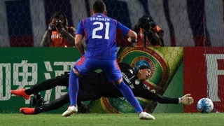 Màn đốt lưới của thủ môn Tấn Trường thành trò đùa cho truyền thông