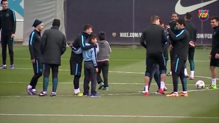 Fan nhí sung sướng khi được tập chung cùng dàn sao Barca