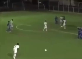 Màn lấy đà và sút phạt không thể tin nổi