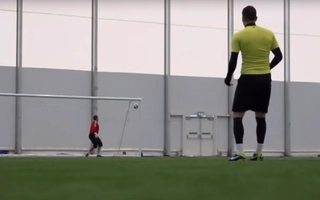 Tuyển tập những màn sút bóng siêu ảo của giới freestyle