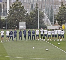 Các cầu thủ Real tưởng niệm Johan Cruyff trước buổi tập