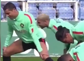 Clip siêu nóng: Ronaldo vô cùng gợi cảm trên sân tập