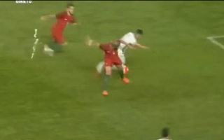 Tưởng không ghi bàn mà hóa ra ghi bàn không tưởng