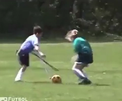 Thán phục trước khả năng đá bóng của cầu thủ chỉ có một chân