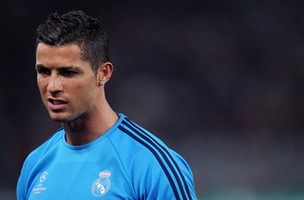 Ronaldo đánh võng siêu xe tránh fan cuồng