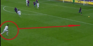 Màn bứt tốc xoạc bóng như tên lửa của trung vệ Liverpool