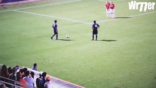 Những màn dàn xếp đá phạt cười không nhặt được mồm