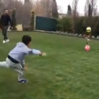 Rảnh rỗi, siêu sao Ronaldo truyền bí kíp chơi bóng cho con trai