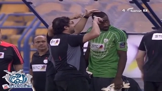 Tình huống hy hữu: Thủ môn bị cắt tóc khi trận đấu đang diễn ra