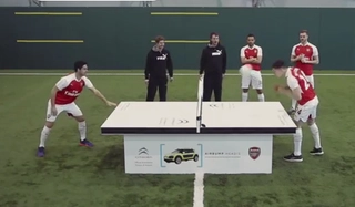 Dàn sao Arsenal tổ chức trò chơi đánh bóng bàn bằng đầu