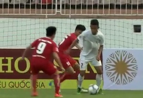 Sao trẻ HAGL tái hiện kỹ thuật xử lý huyền thoại Cruyff turn