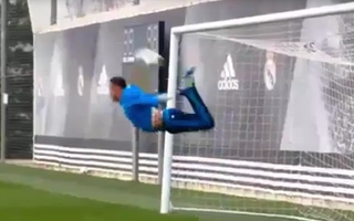 Thủ môn Navas tái hiện tuyệt kỹ bọ cạp huyền thoại của Rene Higuita