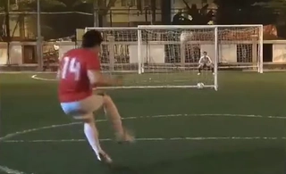 Màn sút bóng thành bàn qua 2 khung thành siêu bá đạo