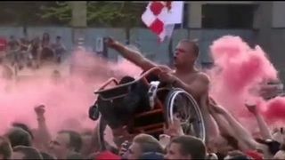 Màn ăn mừng độc đáo của CĐV bóng đá khuyết tật