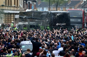 CĐV West Ham đã khủng bố dàn sao M.U ra sao?