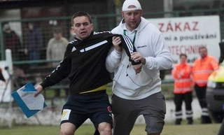 Siêu hài: Trọng tài ... say khướt bị lôi cổ ra khỏi sân