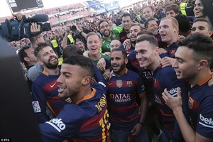 CĐV Barca tràn vào sân ăn mừng danh hiệu vô địch La Liga 2015/2016