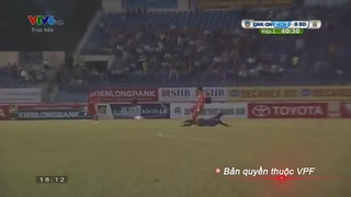 Tuyển thủ quốc gia Việt Nam trả đũa thô bạo ngoại binh V-League