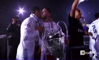 Siêu hot: Ronaldo và Ramos hôn nhau trong lễ ăn mừng danh hiệu vô địch C1