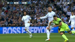 Dùng tiểu xảo với Aguero, Sergio Ramos may mắn không bị trừng phạt