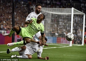 Sterling may mắn không gãy chân sau cú tắc bóng ghê rợn của Lucas Vazquez