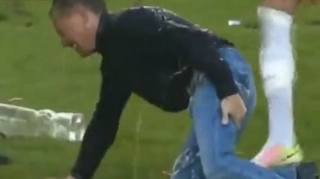 HLV đen đủi nhất 2016: Dính chấn thương vì ... trốn ăn mừng thăng hạng