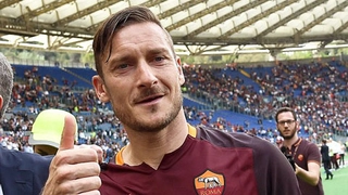 Pha kiến tạo đẳng cấp không thèm nhìn của huyền thoại Totti