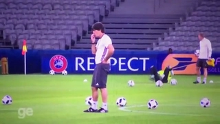 HLV Joachim Loew lại gây sốc: Gãi mông rồi đưa lên... mũi