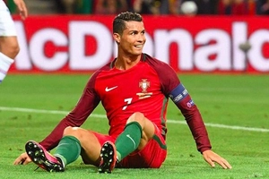 Ngôi sao Ronaldo đã bất lực ra sao trước … đạo diễn MV ca nhạc