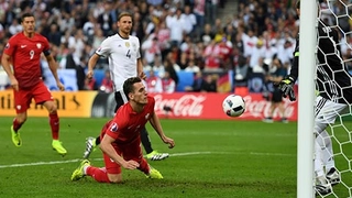 Quay chậm hai pha bỏ lỡ khó tin của tiền đạo Ba Lan tại trận hòa Đức