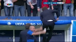 HLV Conte phát khùng sau bàn thắng ấn định tỷ số 2-0 của Pelle