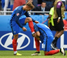 Những nụ hôn nóng bỏng mùa EURO 2016