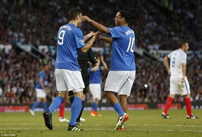 Ronaldinho xỏ háng liên tiếp 2 ngôi sao Anh chỉ trong 2 giây
