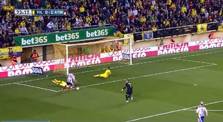 Tân binh M.U từng bị Fernando Torres biến thành gã hề ra sao?