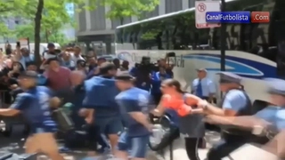 Messi bị fan nữ tấn công ngoài khách sạn