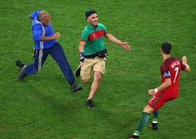 Hai hình ảnh vui về Ronaldo trận Ba Lan vs BĐN