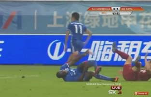 Cựu sao Chelsea bị gãy chân ghê rợn tại Trung Quốc