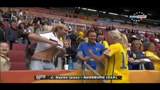 Anh chàng láu cá xin đổi áo thành công với ... nữ cầu thủ