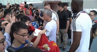 SỐC: Jose Mourinho từ chối ký vào áo đấu của Chelsea