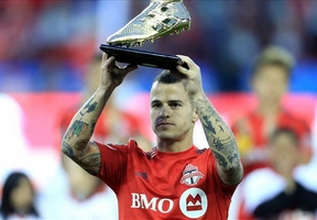 Hai siêu phẩm sút phạt của Kiến nguyên tử trong một trận đấu